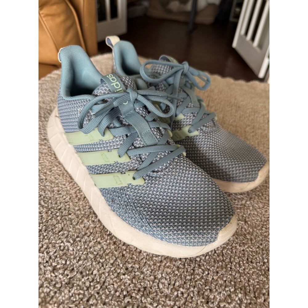 ADIDAS Women's Questar Flow Running / walking shoe / Sneaker size womens 7